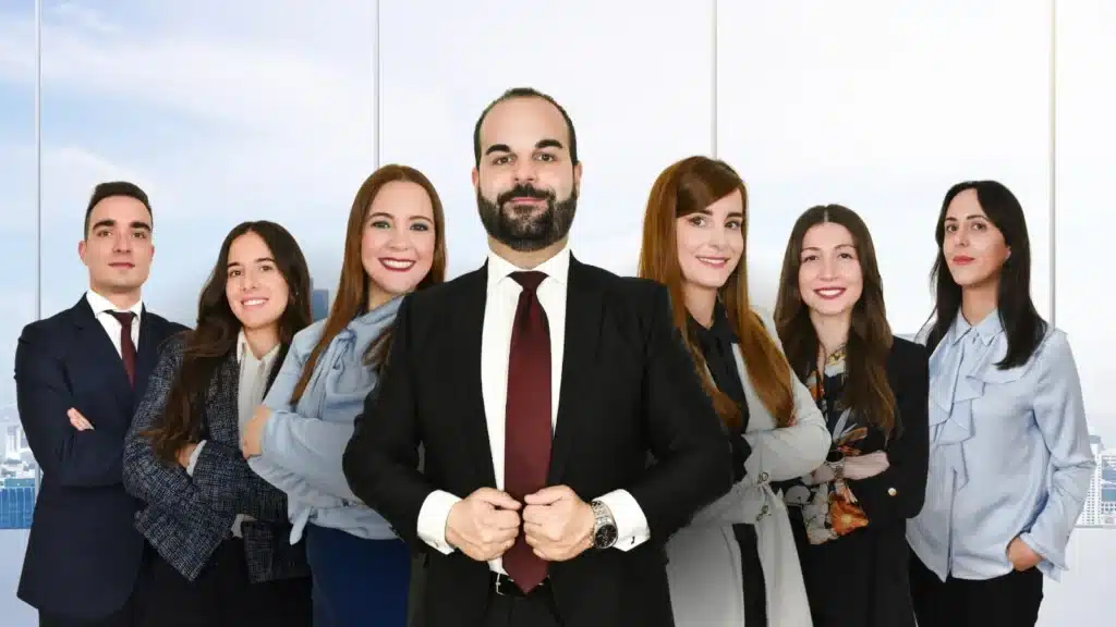 Equipo completo de Abogados CIMA y Asociados posando en su oficina.